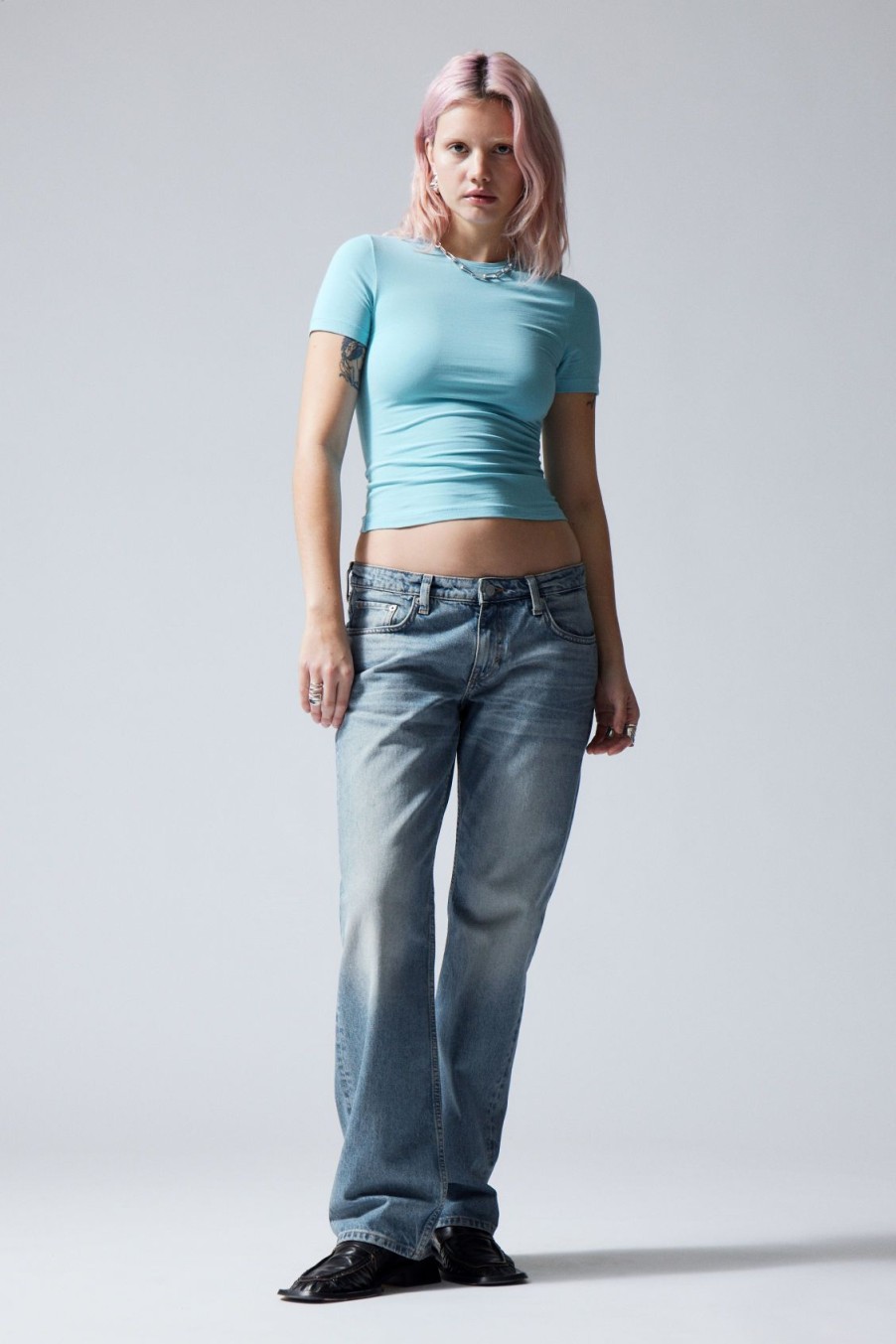 Hot Weekday Arrow Low Straight Jeans