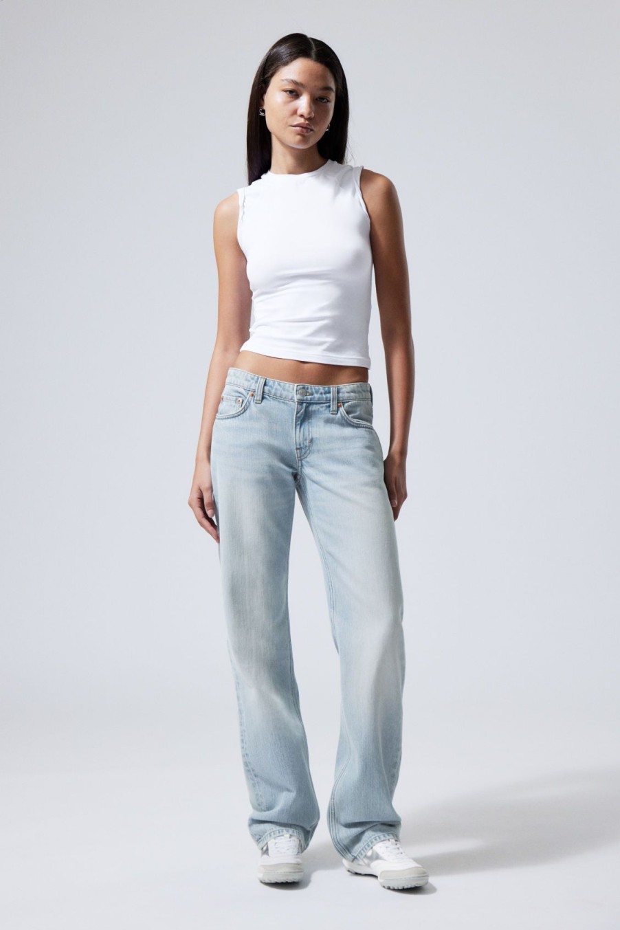 Hot Weekday Arrow Low Straight Jeans