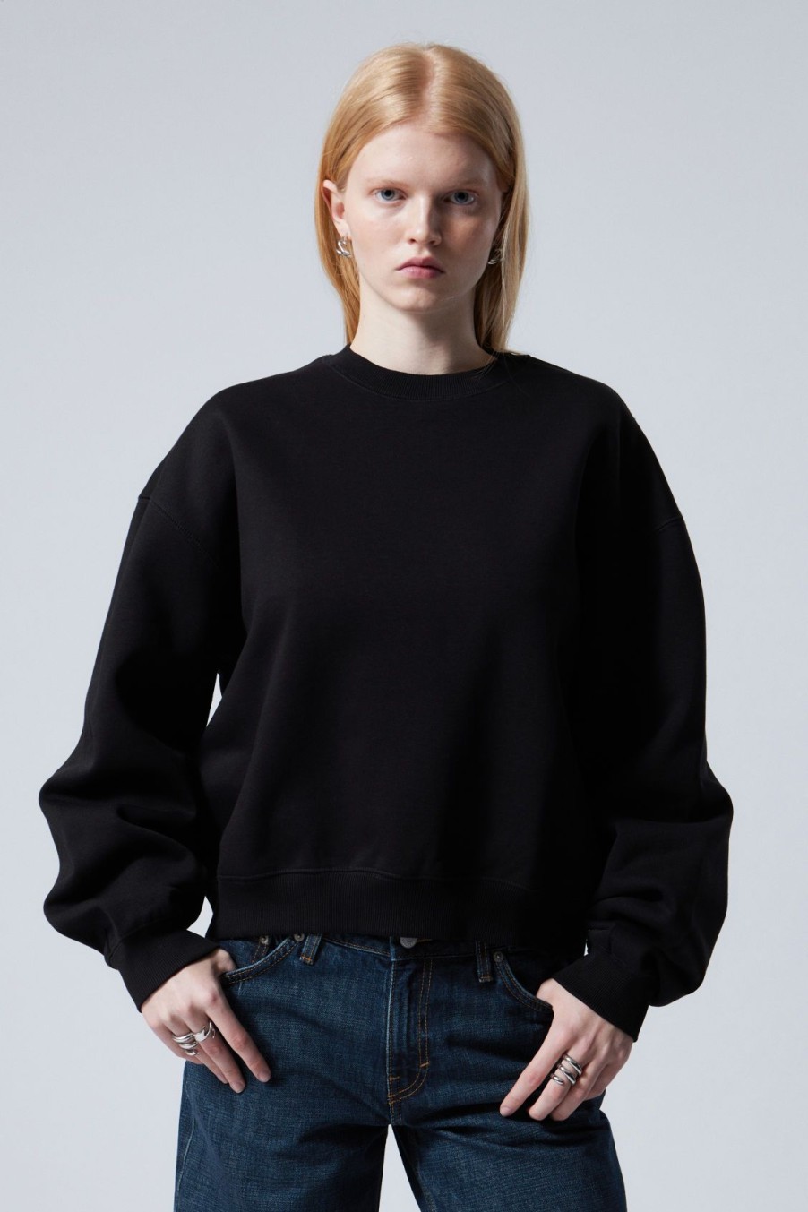 Hot Weekday Essence Standard Sweatshirt