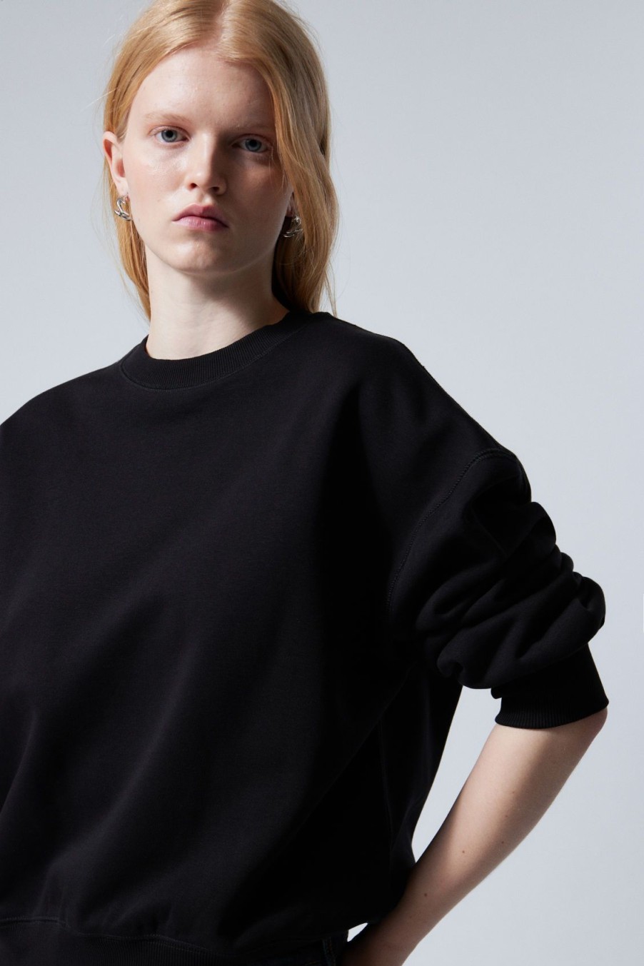 Hot Weekday Essence Standard Sweatshirt